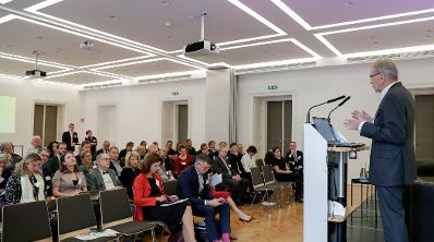 Am 11. Oktober 2019 nahm Bundeskanzlerin Brigitte Bierlein an dem Treffen der deutschsprachigen Ethikkommissionen zum Thema &quot;Desinformation in der Medizin&quot; teil. Im Bild Ludwig Kaspar von der Bioethikkommission.