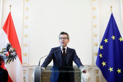 Am 22. Oktober 2019 &uuml;berreichte Sektionschef J&uuml;rgen Meindl (im Bild) das &Ouml;sterreichische Ehrenkreuz f&uuml;r Wissenschaft und Kunst I. Klasse an Eva Nowotny.