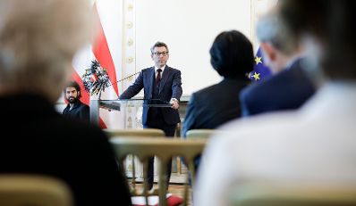 Am 22. Oktober 2019 &uuml;berreichte Sektionschef J&uuml;rgen Meindl (im Bild) das &Ouml;sterreichische Ehrenkreuz f&uuml;r Wissenschaft und Kunst I. Klasse an Eva Nowotny.