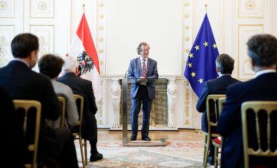 Am 22. Oktober 2019 &uuml;berreichte Sektionschef J&uuml;rgen Meindl das &Ouml;sterreichische Ehrenkreuz f&uuml;r Wissenschaft und Kunst I. Klasse an Eva Nowotny. Im Bild Laudator Manfred Nowak.