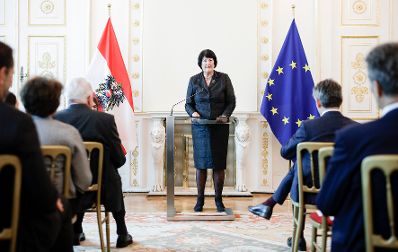 Am 22. Oktober 2019 &uuml;berreichte Sektionschef J&uuml;rgen Meindl das &Ouml;sterreichische Ehrenkreuz f&uuml;r Wissenschaft und Kunst I. Klasse an Eva Nowotny (im Bild).