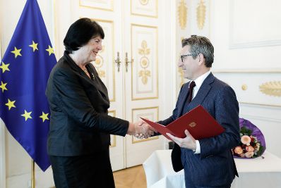 Am 22. Oktober 2019 &uuml;berreichte Sektionschef J&uuml;rgen Meindl (r.) das &Ouml;sterreichische Ehrenkreuz f&uuml;r Wissenschaft und Kunst I. Klasse an Eva Nowotny (l.).