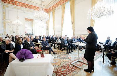 Am 22. Oktober 2019 &uuml;berreichte Sektionschef J&uuml;rgen Meindl das &Ouml;sterreichische Ehrenkreuz f&uuml;r Wissenschaft und Kunst I. Klasse an Eva Nowotny (im Bild).