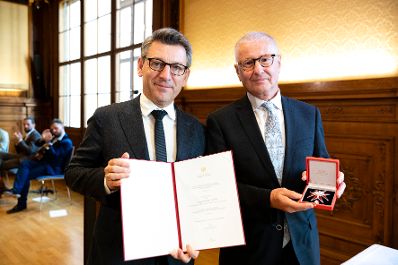 Am 25. Oktober 2019 &uuml;berreichte Sektionschef J&uuml;rgen Meindl (l.) das Goldene Ehrenzeichen f&uuml;r Verdienste um die Republik &Ouml;sterreich an Othmar Stoss (r.).