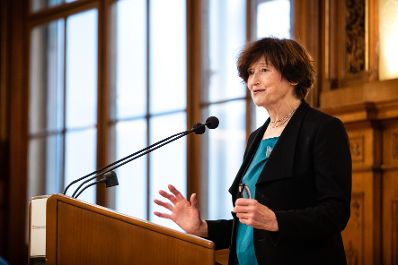 Am 28. Oktober 2019 verlieh Sektionschef J&uuml;rgen Meindl den &Ouml;sterreichischen Staatspreis f&uuml;r Kunstkritik an Silvia Eiblmayr (im Bild).