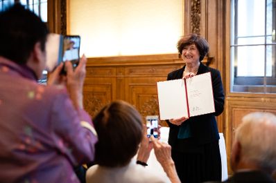 Am 28. Oktober 2019 verlieh Sektionschef J&uuml;rgen Meindl den &Ouml;sterreichischen Staatspreis f&uuml;r Kunstkritik an Silvia Eiblmayr (im Bild).