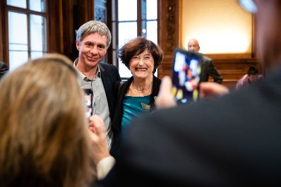 Am 28. Oktober 2019 verlieh Sektionschef J&uuml;rgen Meindl den &Ouml;sterreichischen Staatspreis f&uuml;r Kunstkritik an Silvia Eiblmayr (r.). Im Bild mit dem Laudator Thomas Trummer (l.).