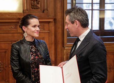 Am 12. November 2019 verlieh Sektionschef J&uuml;rgen Meindl (r.) den &Ouml;sterreichischen Staatspreis f&uuml;r Literaturkritik an Katja Gasser (l.).