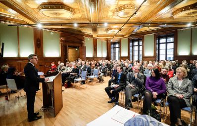 Am 2. Dezember 2019 &uuml;berreichte Sektionschef J&uuml;rgen Meindl die Urkunde &uuml;ber die Verleihung des Berufstitels Professorin an Stella Rollig.