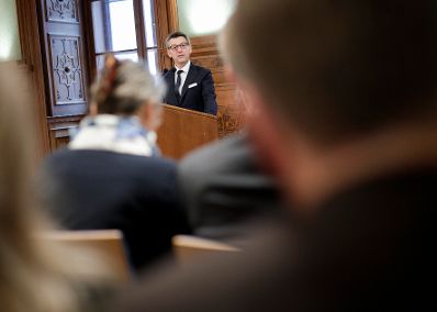 Am 2. Dezember 2019 &uuml;berreichte Sektionschef J&uuml;rgen Meindl (im Bild) die Urkunde &uuml;ber die Verleihung des Berufstitels Professorin an Stella Rollig.