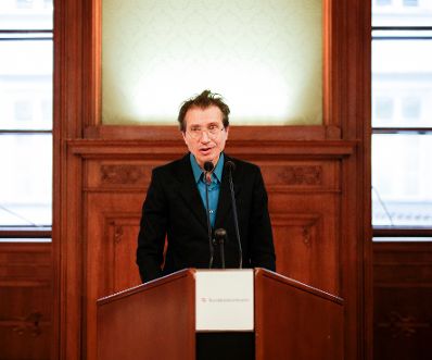 Am 2. Dezember 2019 &uuml;berreichte Sektionschef J&uuml;rgen Meindl die Urkunde &uuml;ber die Verleihung des Berufstitels Professorin an Stella Rollig. Im Bild der Laudator Marius Babias.