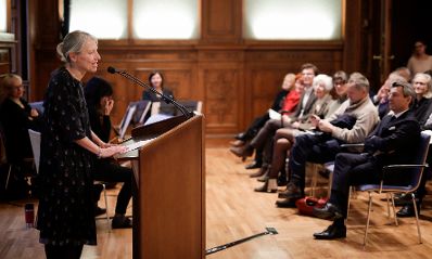 Am 2. Dezember 2019 &uuml;berreichte Sektionschef J&uuml;rgen Meindl die Urkunde &uuml;ber die Verleihung des Berufstitels Professorin an Stella Rollig (l.).