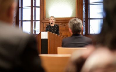 Am 2. Dezember 2019 &uuml;berreichte Sektionschef J&uuml;rgen Meindl die Urkunde &uuml;ber die Verleihung des Berufstitels Professorin an Stella Rollig (im Bild).