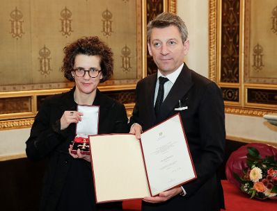 Am 9. Dezember 2019 &uuml;berreichte Sektionschef J&uuml;rgen Meindl (r.) das &Ouml;sterreichische Ehrenzeichen f&uuml;r Wissenschaft und Kunst an Komponistin Olga Neuwirth (l.).