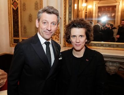 Am 9. Dezember 2019 &uuml;berreichte Sektionschef J&uuml;rgen Meindl (l.) das &Ouml;sterreichische Ehrenzeichen f&uuml;r Wissenschaft und Kunst an Komponistin Olga Neuwirth (r.).
