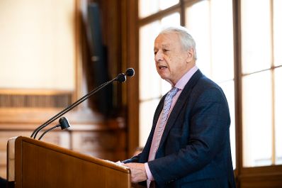 Am 11. Dezember 2019 &uuml;berreichte Reinhold Hohengartner die Urkunde &uuml;ber die Verleihung des Berufstitels Professor an Peter Schuhmayer. Im Bild der Laudator Valentin Erben.