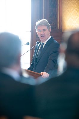 Am 11. Dezember 2019 &uuml;berreichte Reinhold Hohengartner die Urkunde &uuml;ber die Verleihung des Berufstitels Professor an Peter Schuhmayer (im Bild).