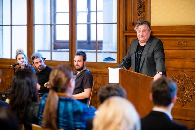 Am 11. Dezember 2019 &uuml;berreichte Sektionschef J&uuml;rgen Meindl die Urkunde &uuml;ber die Verleihung des Berufstitels Professor an Rudolf Dolezal. Im Bild der Laudator Joesi Prokopetz (r.).