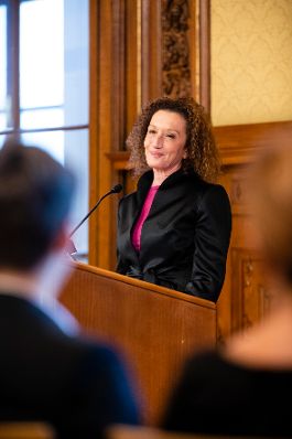 Am 11. Dezember 2019 &uuml;berreichte Sektionschef J&uuml;rgen Meindl die Urkunde &uuml;ber die Verleihung des Berufstitels Professor an Rudolf Dolezal. Im Bild die Laudatorin Konstanze Breitebner.