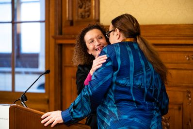Am 11. Dezember 2019 &uuml;berreichte Sektionschef J&uuml;rgen Meindl die Urkunde &uuml;ber die Verleihung des Berufstitels Professor an Rudolf Dolezal (r.). Im Bild mit der Laudatorin Konstanze Breitebner (l.).