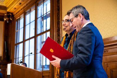Am 11. Dezember 2019 &uuml;berreichte Sektionschef J&uuml;rgen Meindl (r.) die Urkunde &uuml;ber die Verleihung des Berufstitels Professor an Rudolf Dolezal (l.).