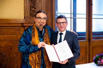 Am 11. Dezember 2019 &uuml;berreichte Sektionschef J&uuml;rgen Meindl (r.) die Urkunde &uuml;ber die Verleihung des Berufstitels Professor an Rudolf Dolezal (l.).