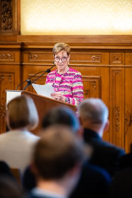 Am 13. Dezember 2019 &uuml;berreichte Reinhold Hohengartner das &Ouml;sterreichische Ehrenkreuz f&uuml;r Wissenschaft und Kunst an Eno Peci und die Urkunde &uuml;ber die Verleihung des Berufstitels Professor an Fate Velaj. Im Bild die Laudatorin Gunhild Oberzaucher-Sch&uuml;ller.