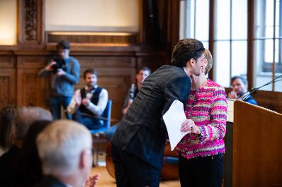 Am 13. Dezember 2019 &uuml;berreichte Reinhold Hohengartner das &Ouml;sterreichische Ehrenkreuz f&uuml;r Wissenschaft und Kunst an Eno Peci (l.) und die Urkunde &uuml;ber die Verleihung des Berufstitels Professor an Fate Velaj. Im Bild die Laudatorin Gunhild Oberzaucher-Sch&uuml;ller (r.).