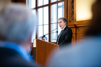 Am 13. Dezember 2019 &uuml;berreichte Reinhold Hohengartner das &Ouml;sterreichische Ehrenkreuz f&uuml;r Wissenschaft und Kunst an Eno Peci und die Urkunde &uuml;ber die Verleihung des Berufstitels Professor an Fate Velaj. Im Bild der Laudator Emil Brix.