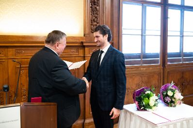 Am 13. Dezember 2019 &uuml;berreichte Reinhold Hohengartner (l.) das &Ouml;sterreichische Ehrenkreuz f&uuml;r Wissenschaft und Kunst an Eno Peci (r.) und die Urkunde &uuml;ber die Verleihung des Berufstitels Professor an Fate Velaj.