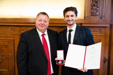 Am 13. Dezember 2019 &uuml;berreichte Reinhold Hohengartner (l.) das &Ouml;sterreichische Ehrenkreuz f&uuml;r Wissenschaft und Kunst an Eno Peci (r.) und die Urkunde &uuml;ber die Verleihung des Berufstitels Professor an Fate Velaj.