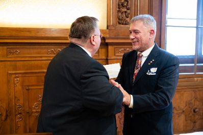 Am 13. Dezember 2019 &uuml;berreichte Reinhold Hohengartner (l.) das &Ouml;sterreichische Ehrenkreuz f&uuml;r Wissenschaft und Kunst an Eno Peci und die Urkunde &uuml;ber die Verleihung des Berufstitels Professor an Fate Velaj (r.).