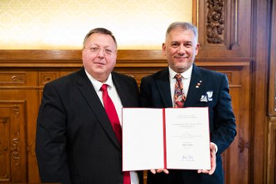 Am 13. Dezember 2019 &uuml;berreichte Reinhold Hohengartner (l.) das &Ouml;sterreichische Ehrenkreuz f&uuml;r Wissenschaft und Kunst an Eno Peci und die Urkunde &uuml;ber die Verleihung des Berufstitels Professor an Fate Velaj (r.).