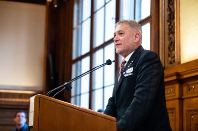 Am 13. Dezember 2019 &uuml;berreichte Reinhold Hohengartner das &Ouml;sterreichische Ehrenkreuz f&uuml;r Wissenschaft und Kunst an Eno Peci und die Urkunde &uuml;ber die Verleihung des Berufstitels Professor an Fate Velaj (im Bild).