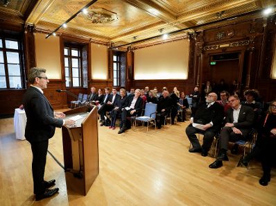 Am 16. Dezember 2019 &uuml;berreichte Sektionschef J&uuml;rgen Meindl (l.) die Urkunde &uuml;ber die Verleihung des Berufstitels Professor an Christian Ankowitsch.
