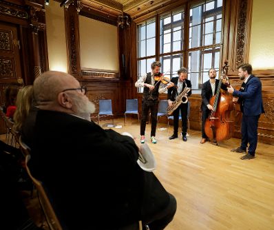 Am 16. Dezember 2019 &uuml;berreichte Sektionschef J&uuml;rgen Meindl die Urkunde &uuml;ber die Verleihung des Berufstitels Professor an Christian Ankowitsch.