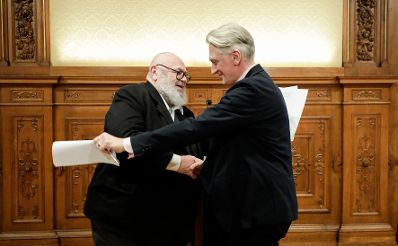 Am 16. Dezember 2019 &uuml;berreichte Sektionschef J&uuml;rgen Meindl die Urkunde &uuml;ber die Verleihung des Berufstitels Professor an Christian Ankowitsch (r.). Im Bild mit dem Laudator Franz Schuh (l.).