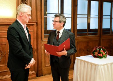 Am 16. Dezember 2019 &uuml;berreichte Sektionschef J&uuml;rgen Meindl (r.) die Urkunde &uuml;ber die Verleihung des Berufstitels Professor an Christian Ankowitsch (l.).