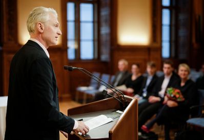 Am 16. Dezember 2019 &uuml;berreichte Sektionschef J&uuml;rgen Meindl die Urkunde &uuml;ber die Verleihung des Berufstitels Professor an Christian Ankowitsch (l.).