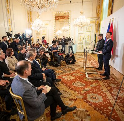 Vizekanzler Werner Kogler und Bundesminister Gernot Bl&uuml;mel beim Pressefoyer nach dem Ministerrat am 08. J&auml;nner 2020.