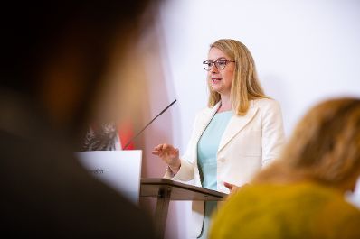 Am 27. Juli 2020 fand ein Pressestatement zu den Ma&szlig;nahmen gegen die Krise im Bundeskanzleramt statt. Im Bild Bundesministerin Margarete Schramb&ouml;ck.