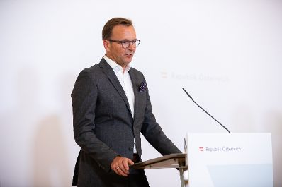 Am 27. Juli 2020 fand ein Pressestatement zu den Ma&szlig;nahmen gegen die Krise im Bundeskanzleramt statt. Im Bild Michael Kocher, Country President Novartis Austria.