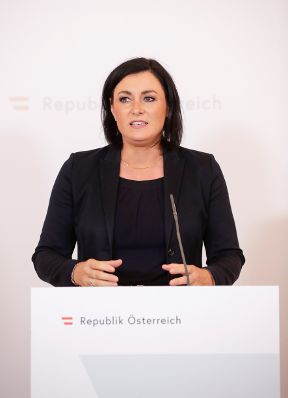 Am 27. August 2020 fand ein Pressestatement zu den Ma&szlig;nahmen gegen die Krise im Bundeskanzleramt statt. Im Bild Tourismusministerin Elisabeth K&ouml;stinger.