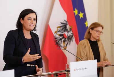 Am 27. August 2020 fand ein Pressestatement zu den Ma&szlig;nahmen gegen die Krise im Bundeskanzleramt statt. Im Bild Tourismusministerin Elisabeth K&ouml;stinger (l.) und Susanne Kraus-Winkler (r.), Obfrau im Fachverband Hotellerie in der Wirtschaftskammer &Ouml;sterreich.