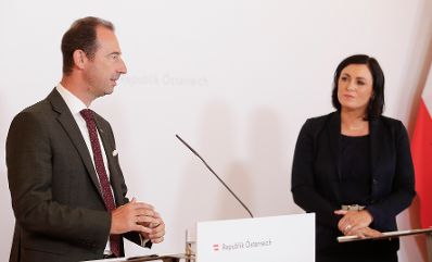 Am 27. August 2020 fand ein Pressestatement zu den Ma&szlig;nahmen gegen die Krise im Bundeskanzleramt statt. Im Bild Tourismusministerin Elisabeth K&ouml;stinger (r.) und Mario Pulker (l.), Obmann des Fachverbandes Gastronomie in der Wirtschaftskammer &Ouml;sterreich.