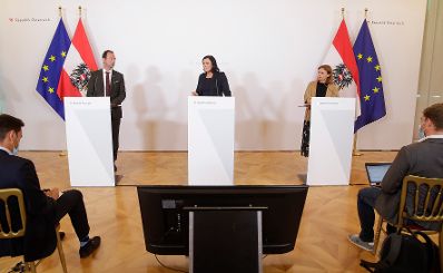 Am 27. August 2020 fand ein Pressestatement zu den Ma&szlig;nahmen gegen die Krise im Bundeskanzleramt statt. Im Bild (v.l.n.r.) Mario Pulker, Obmann des Fachverbandes Gastronomie in der Wirtschaftskammer &Ouml;sterreich, Tourismusministerin Elisabeth K&ouml;stinger und Susanne Kraus-Winkler, Obfrau im Fachverband Hotellerie in der Wirtschaftskammer &Ouml;sterreich.