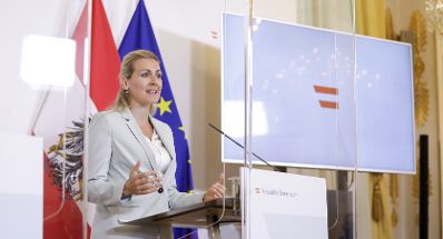 Am 8. September 2020 fand ein Pressestatement zu den Ma&szlig;nahmen gegen die Krise im Bundeskanzleramt statt. Im Bild Bundesministerin Christine Aschbacher.