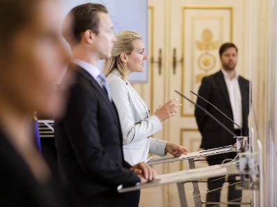 Am 8. September 2020 fand ein Pressestatement zu den Ma&szlig;nahmen gegen die Krise im Bundeskanzleramt statt. Im Bild Bundesministerin Christine Aschbacher (r.) und Bundesminister Gernot Bl&uuml;mel (l.).