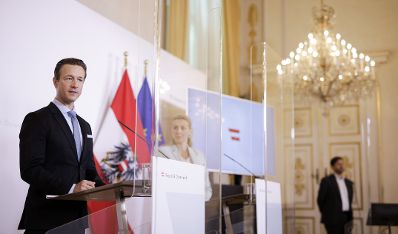 Am 8. September 2020 fand ein Pressestatement zu den Ma&szlig;nahmen gegen die Krise im Bundeskanzleramt statt. Im Bild Bundesministerin Christine Aschbacher (r.) und Bundesminister Gernot Bl&uuml;mel (l.).