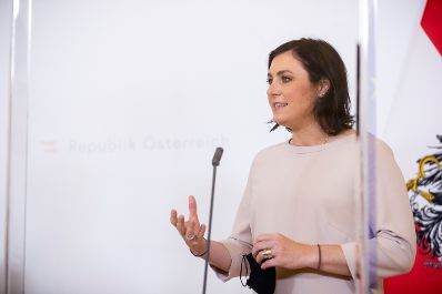 Bundesministerin Elisabeth K&ouml;stinger beim Doorstep vor dem Ministerrat am 9. September 2020